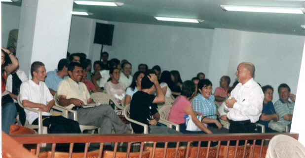 Pastor Lu�s Dar�o Franco Ciro (de pie) fundador de Desarrollo Humano Para la Excelencia de Pereira, Colombia